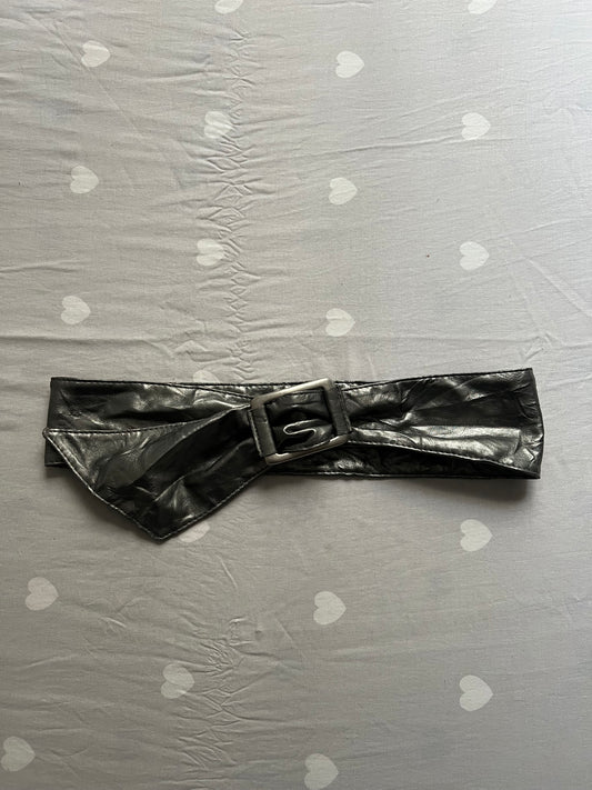 Metallic wide fitted belt